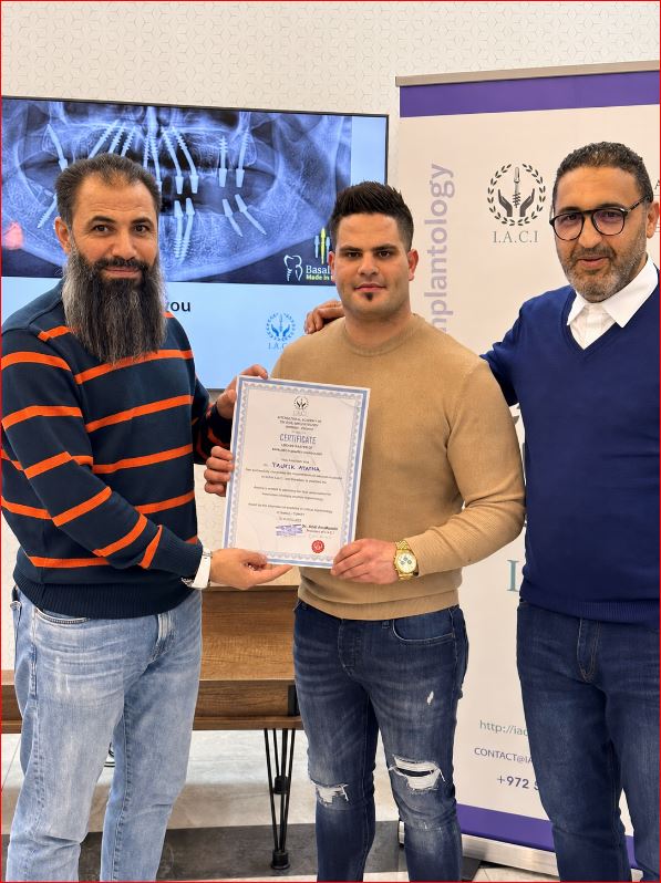 ד״ר תאופיק עתאמנה במעמד קבלת תעודת ההכשרה באימפלנטולוגיה קורטיקלית מטעם IACI